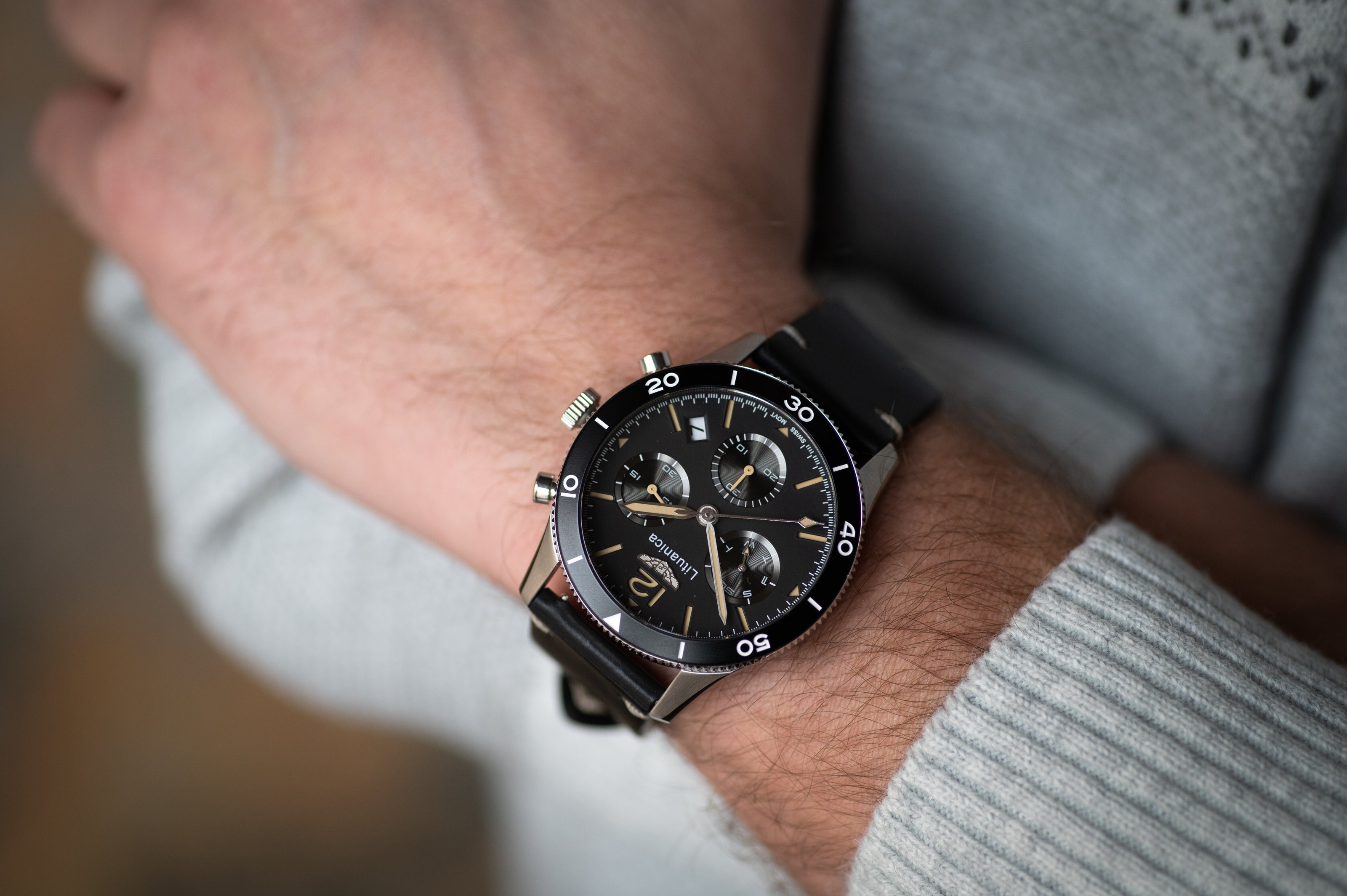 LITUANICA_vyriskas_laikrodis_juodu_ciferblatu_stilius